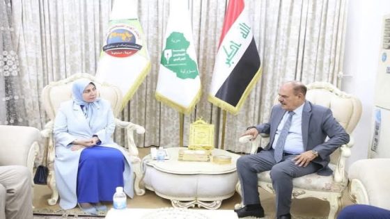لبحث سبل تعزيز التعاون التنموينقيب الصحفيين العراقيين يلتقي رئيس هيئة استثمار النجف الأشرف التقى نقيب الصحفيين العراقيين، السيد مؤيد اللامي، رئيس هيئة استثمار النجف الأشرف، الدكتورة سحر الفتلاوي، وذلك في مقر النقابة بالعاصمة بغداد، لبحث سبل تعزيز التعاون المشترك بين الطرفين في المجالات التنموية والاستثمارية.وجاء اللقاء في إطار دعم المبادرات الهادفة إلى دفع عجلة التنمية في محافظة النجف الأشرف، وتوسيع آفاق الاستثمار فيها، حيث تناول الجانبان جملة من القضايا المتعلقة بتذليل العقبات التي تواجه المستثمرين، لا سيما في القطاعات الحيوية كالإسكان والبنى التحتية.وأكد اللامي خلال اللقاء أهمية الدور الذي تلعبه الصحافة والإعلام في تسليط الضوء على المشاريع الاستثمارية الواعدة، والمساهمة في تهيئة بيئة جاذبة للمستثمرين من خلال الترويج الإيجابي والشفاف. كما أشاد بالجهود الكبيرة التي تبذلها هيئة استثمار النجف في سبيل تطوير المحافظة والنهوض بواقعها الخدمي، معرباً عن استعداد نقابة الصحفيين لتقديم كافة أشكال الدعم والتسهيلات للهيئة.من جانبها، أعربت الدكتورة سحر الفتلاوي عن تقديرها للدور الإعلامي في دعم التنمية الاقتصادية، مؤكدة على أهمية التنسيق الفعال بين الهيئة والنقابة من أجل تسريع الإجراءات وتبسيطها أمام المستثمرين. وأشارت إلى أن النجف الأشرف تزخر بفرص استثمارية واعدة لم تُستغل بعد بالشكل الأمثل، مشددة على الحاجة إلى دعم حكومي ولوجستي وإعلامي لاستثمار هذه الفرص بما يسهم في توفير فرص العمل وتحسين مستوى الخدمات المقدمة لأهالي المحافظة.ويُعد هذا اللقاء خطوة مهمة نحو بناء شراكة استراتيجية بين الإعلام والمؤسسات الاستثمارية لدفع عجلة النمو الاقتصادي في العراق بشكل عام ومحافظة النجف الأشرف بشكل خاص