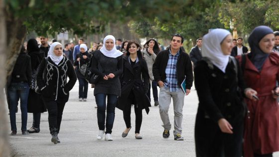 أعلنت سفارة جمهورية العراق في دمشق عن فتح باب التقديم للطلاب السوريين الراغبين باستكمال دراساتهم الجامعية والعليا (بكالوريوس، ماجستير، دكتوراه) في الجامعات العراقية، وذلك ضمن برنامج “ادرس في العراق” الذي أطلقته وزارة التعليم العالي والبحث العلمي العراقية.